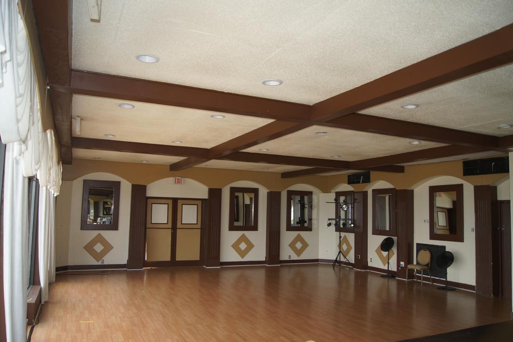 Monroe'S On The Lake Hotel & Banquet Hall Сэнфорд Экстерьер фото