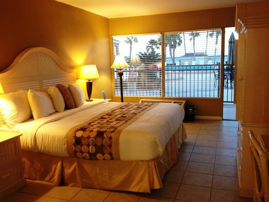 Monroe'S On The Lake Hotel & Banquet Hall Сэнфорд Номер фото