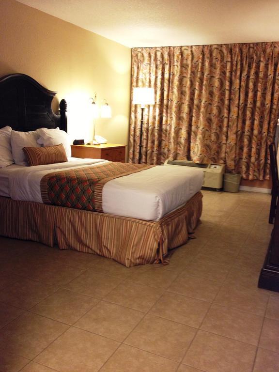 Monroe'S On The Lake Hotel & Banquet Hall Сэнфорд Номер фото